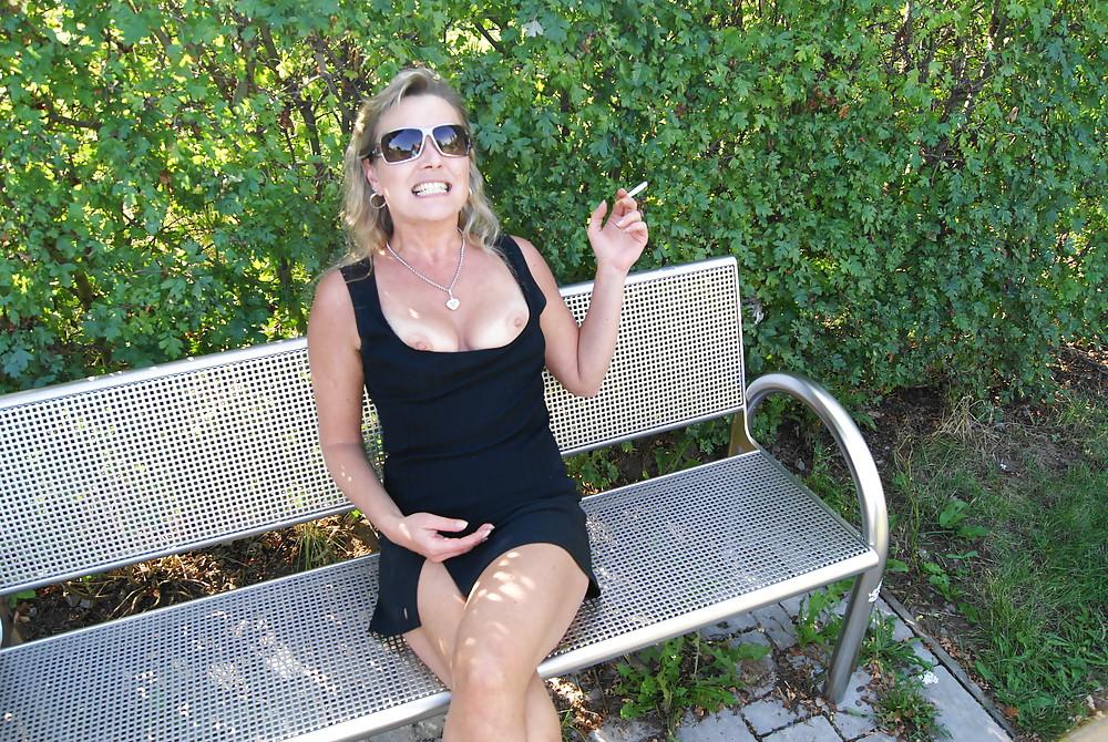 8P Hot mommy flashing outdoor