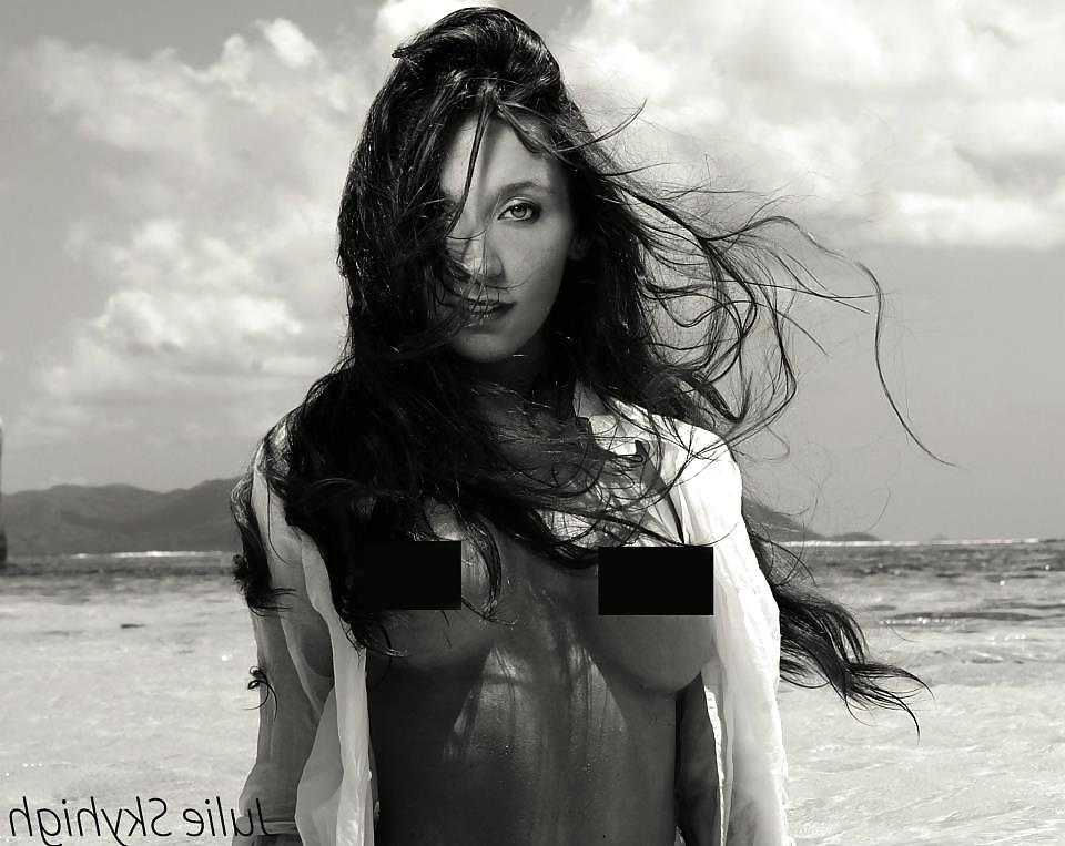 4P Topless teen on beach in seychelles
