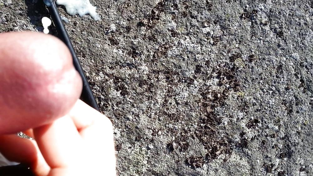 18P Fast Risky Cumshot At The Sunny Beach!