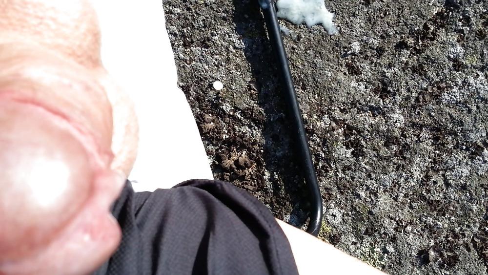 18P Fast Risky Cumshot At The Sunny Beach!