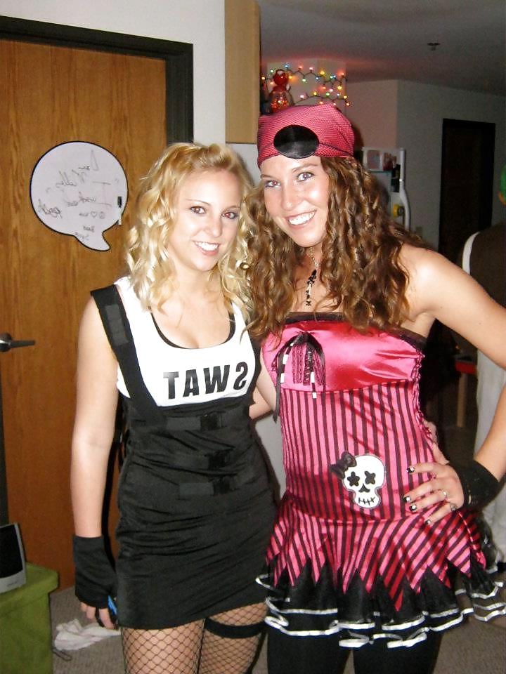 25P College Girl Changes into Swimsuit 