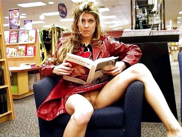 25P Public pussy flashing, fanny flashing, Showing off.