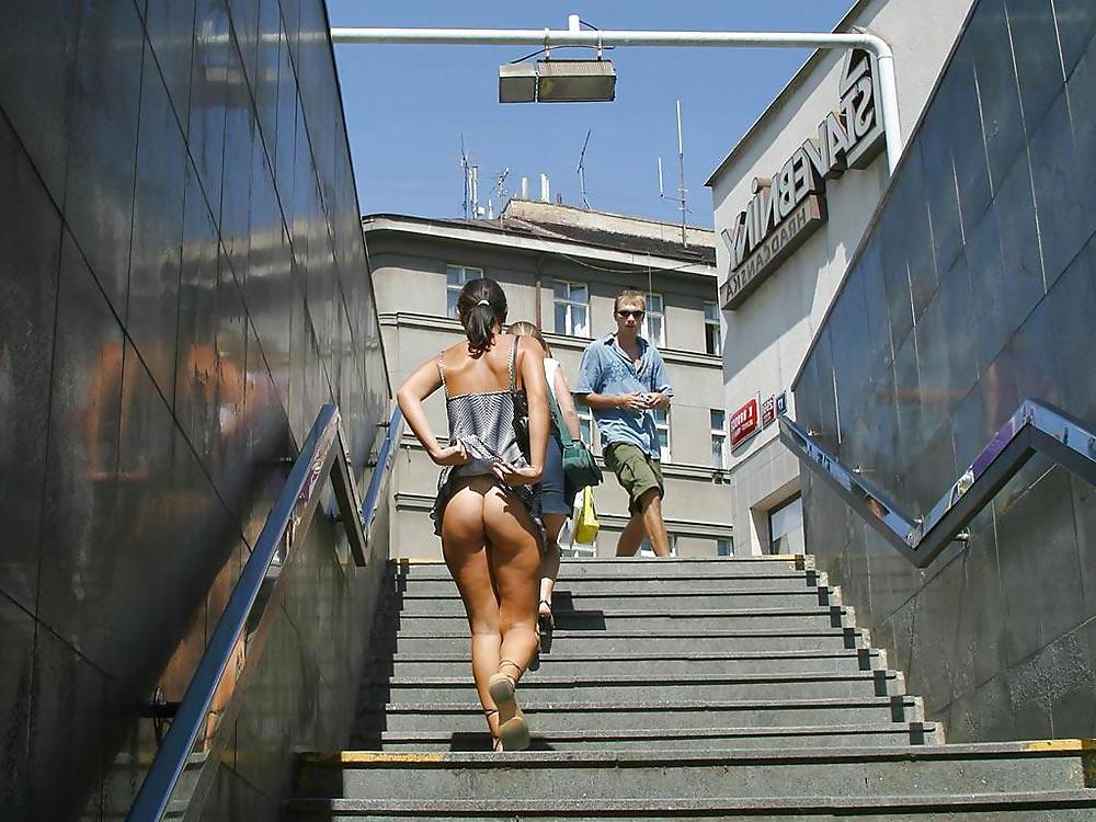 25P Public pussy flashing, fanny flashing, Showing off.