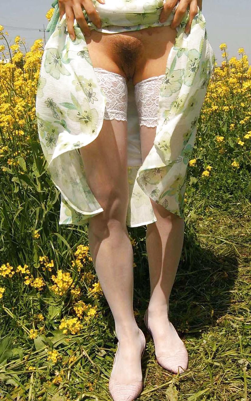 6P Korean woman flashing pussy in public