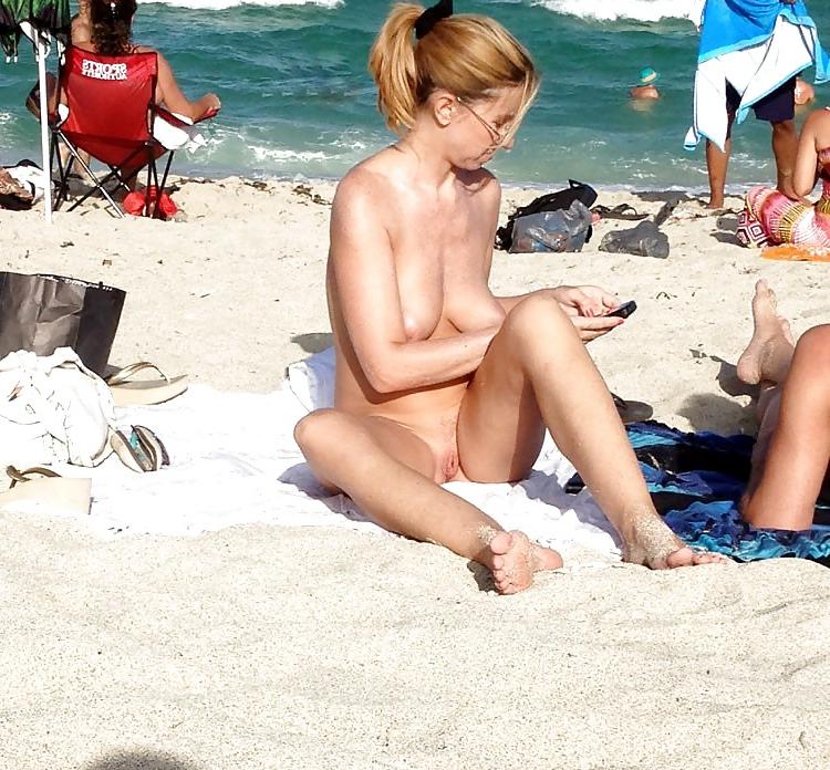 25P NUDE AT THE BEACH