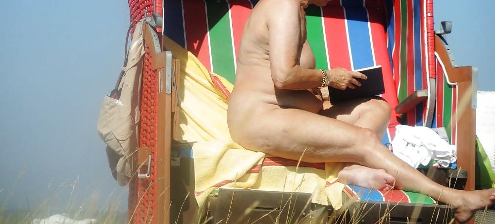 12P Secretly photographed on the beach