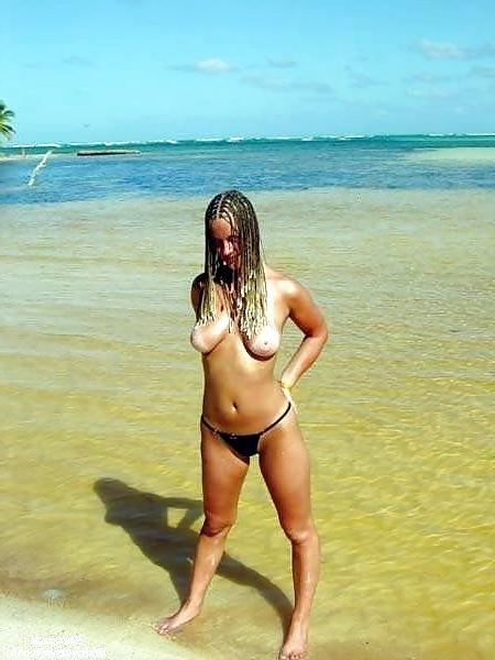 25P NUDE AT THE BEACH