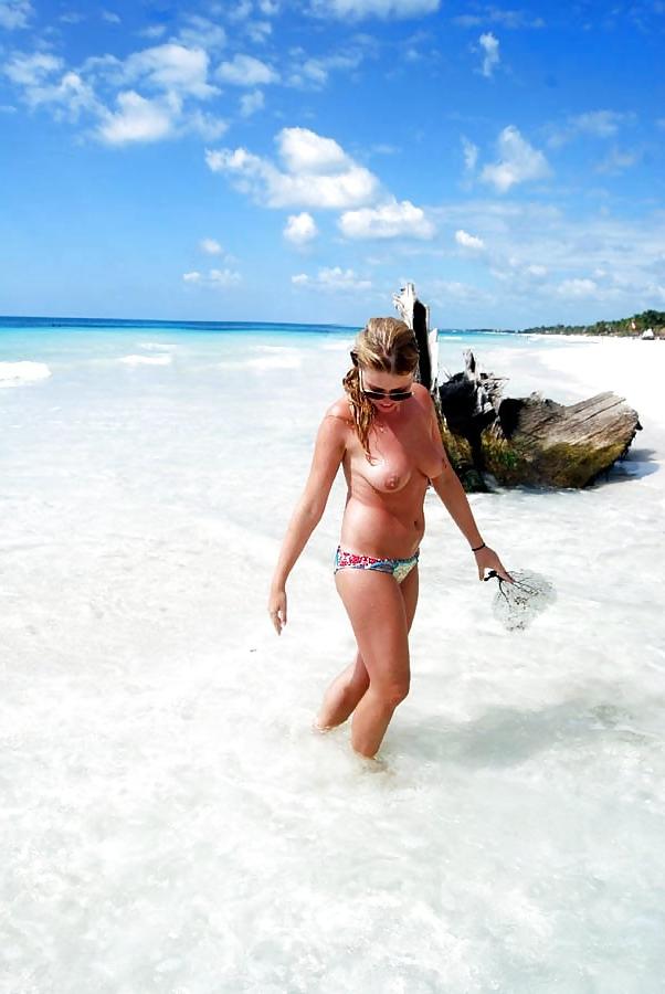 25P NUDE AT THE BEACH