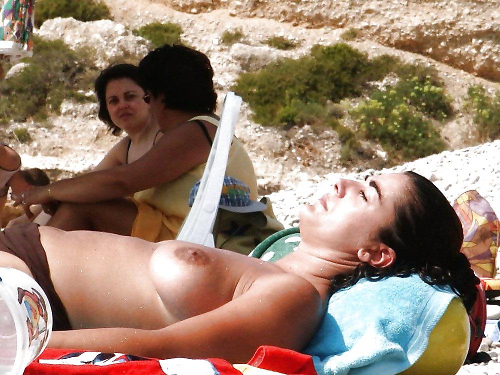 25P BEACH NUDIST & TITS