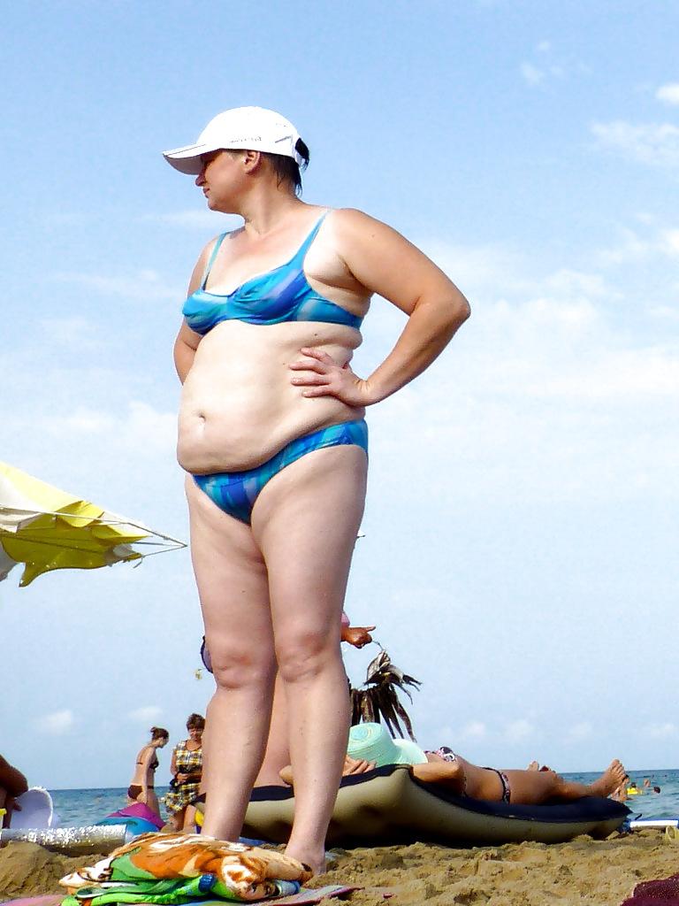 25P Russian women on the beach!