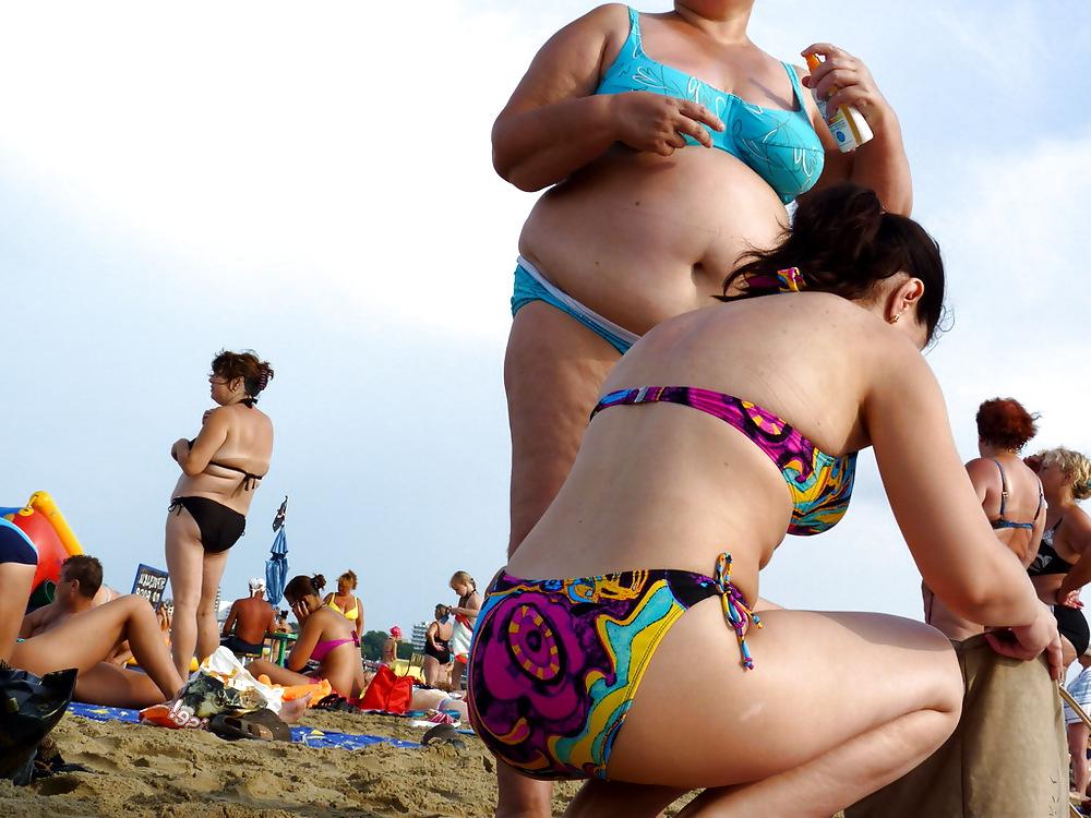 25P Russian women on the beach!