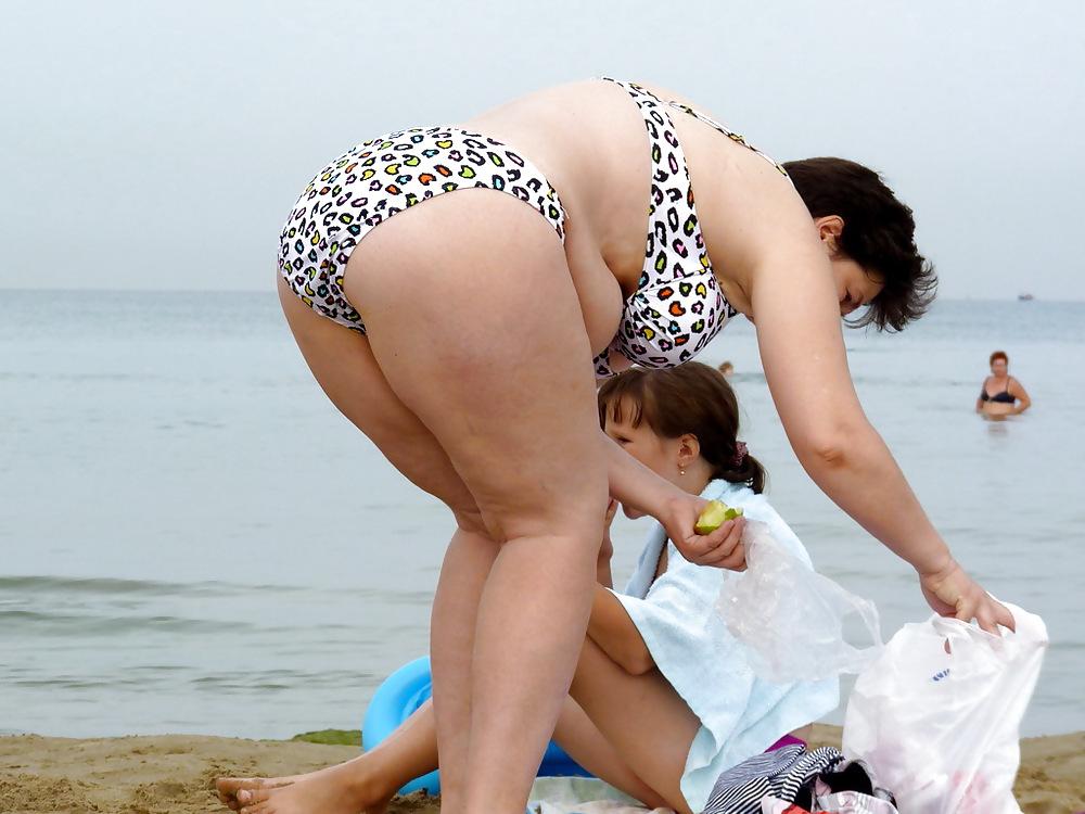 25P Russian women on the beach!