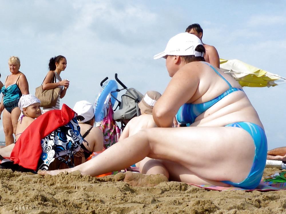 25P Russian women on the beach!