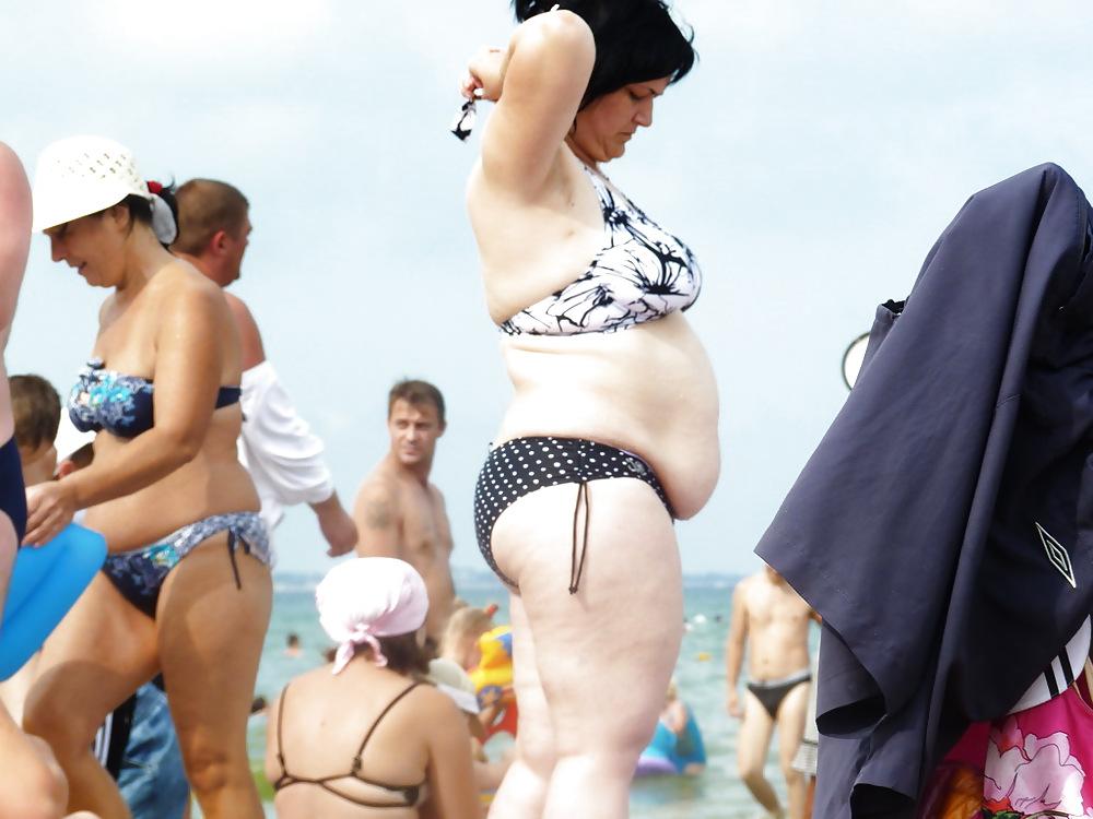 25P Russian women on the beach!