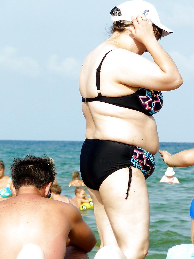 25P Russian women on the beach!