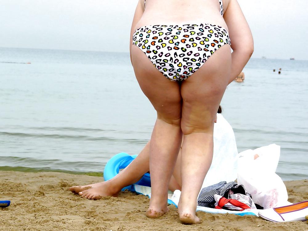 25P Russian women on the beach!