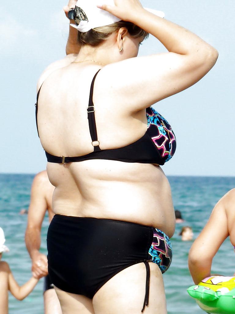 25P Russian women on the beach!