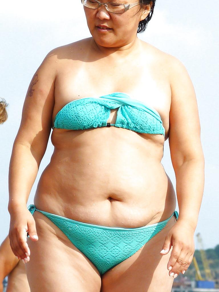 25P Russian women on the beach!