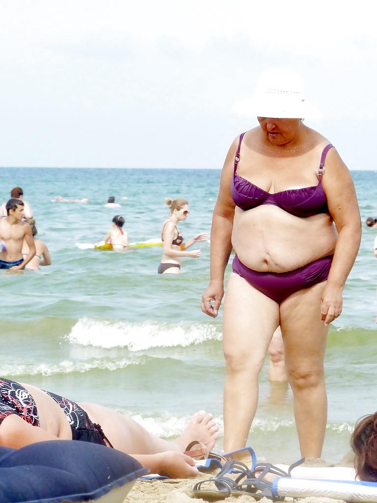 25P Russian women on the beach!