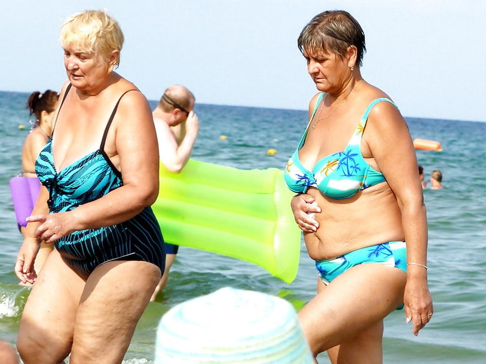 25P Russian women on the beach!