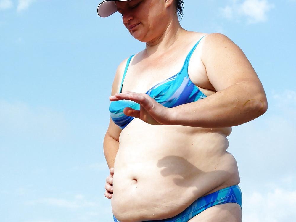 25P Russian women on the beach!