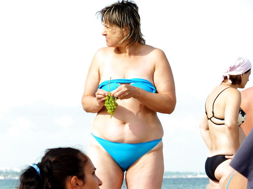 25P Russian women on the beach!