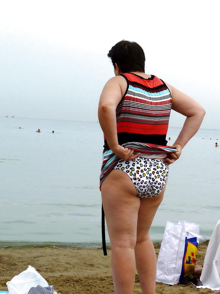 25P Russian women on the beach!