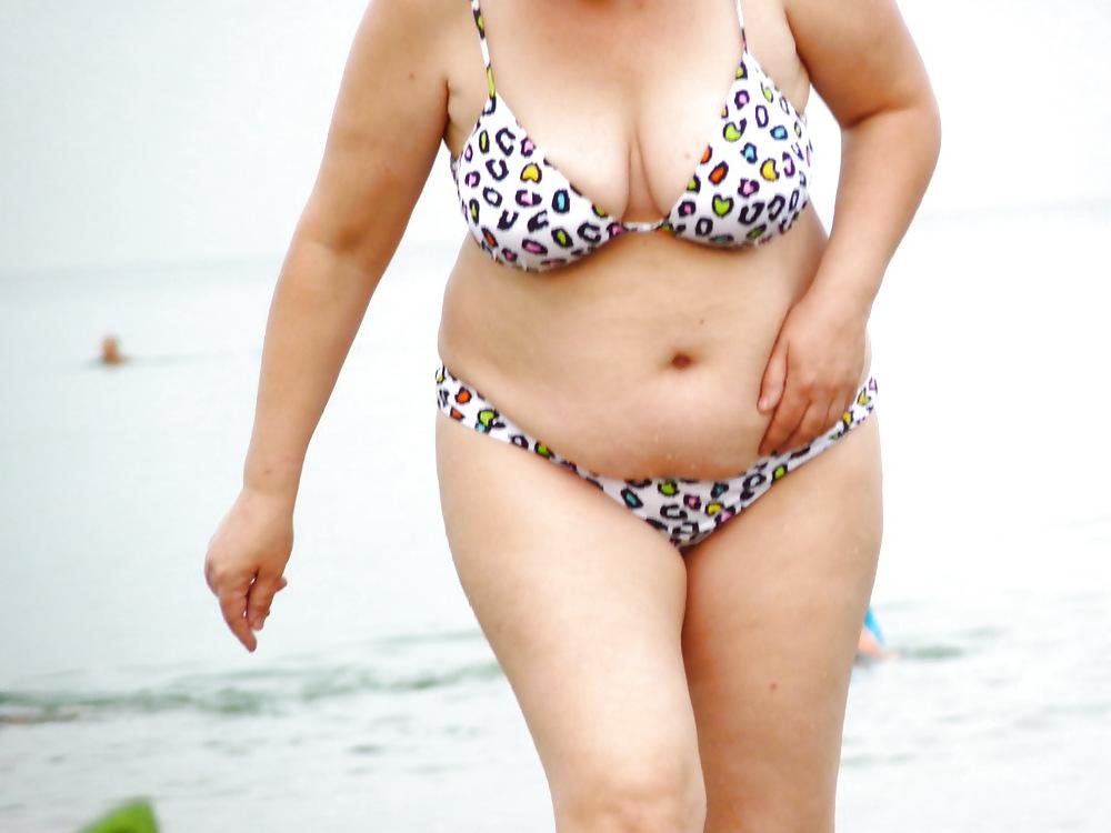 25P Russian women on the beach!