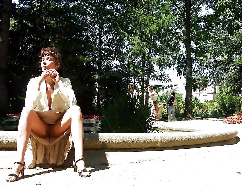 15P Upskirt No Pants 28