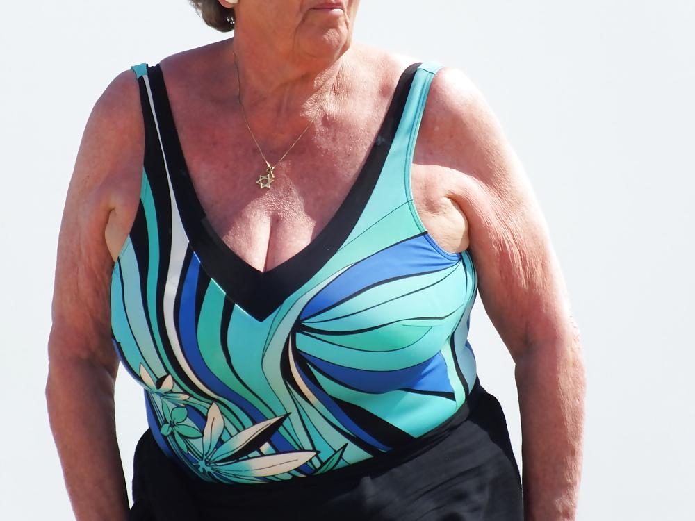 25P Reife Oma am Strand