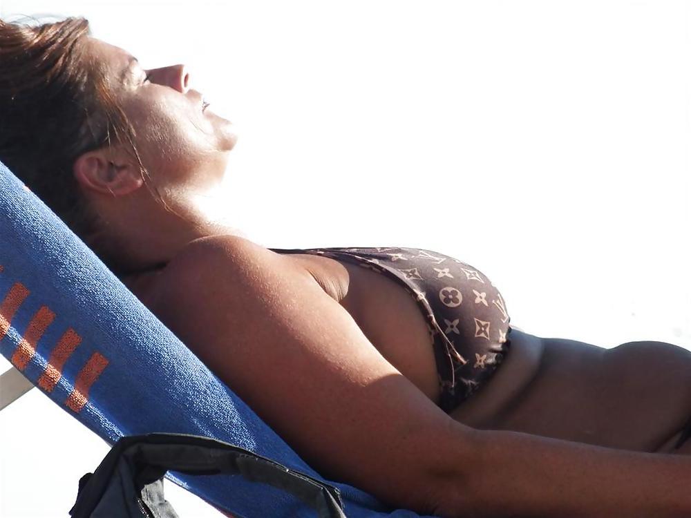 25P Reife Oma am Strand