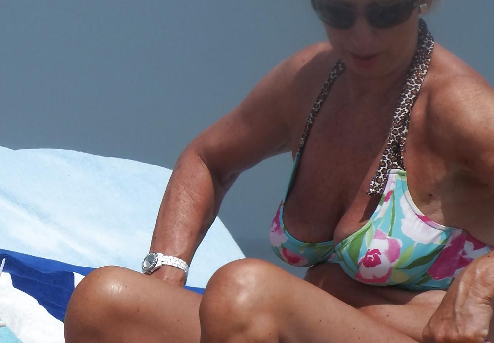 25P Reife Oma am Strand