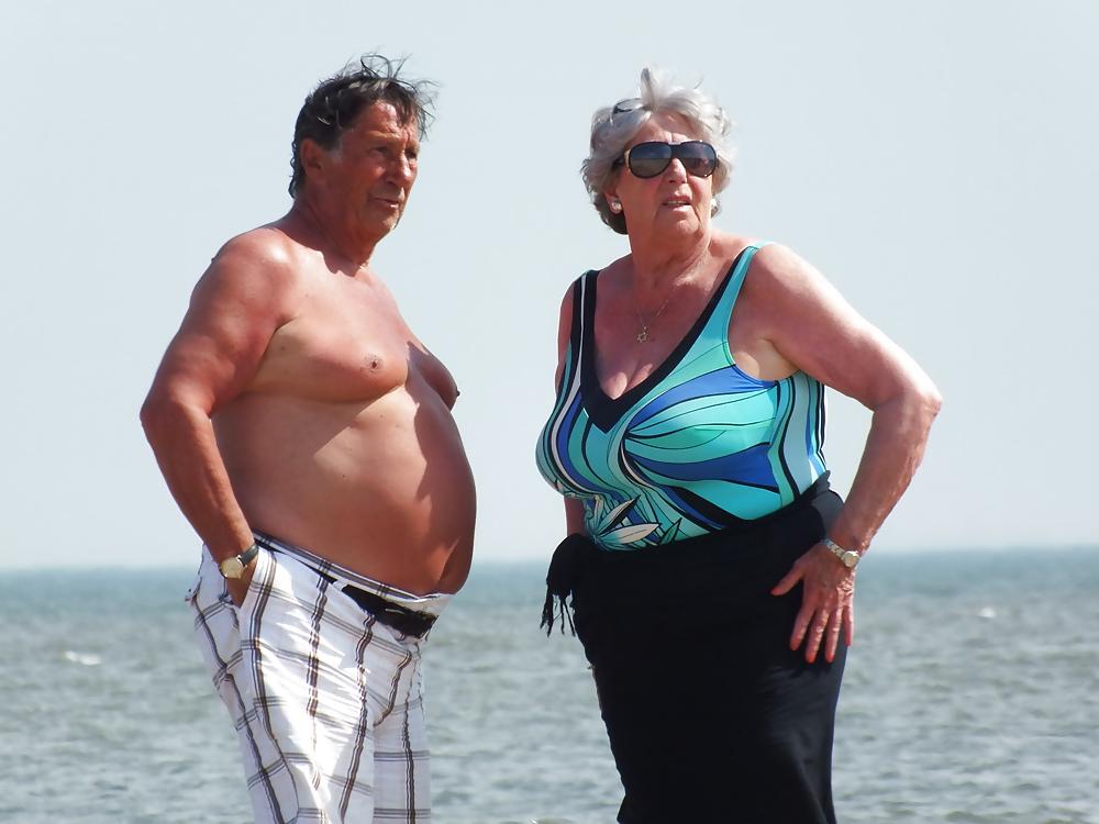 25P Reife Oma am Strand