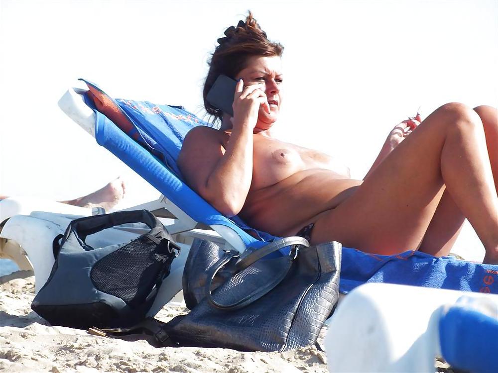 25P Reife Oma am Strand