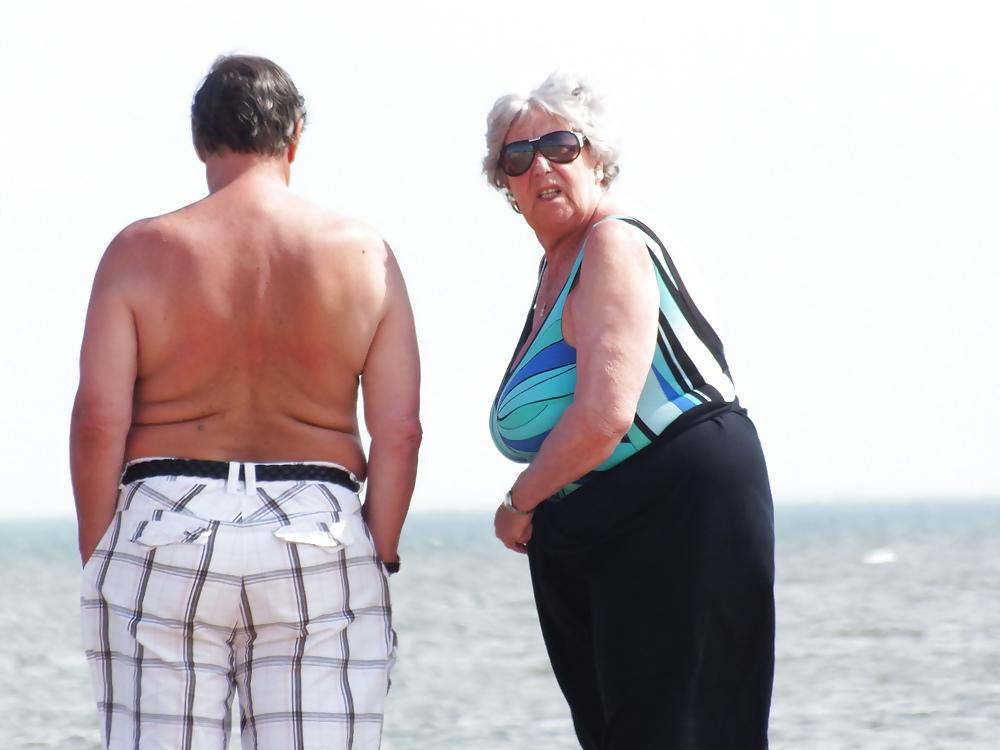25P Reife Oma am Strand