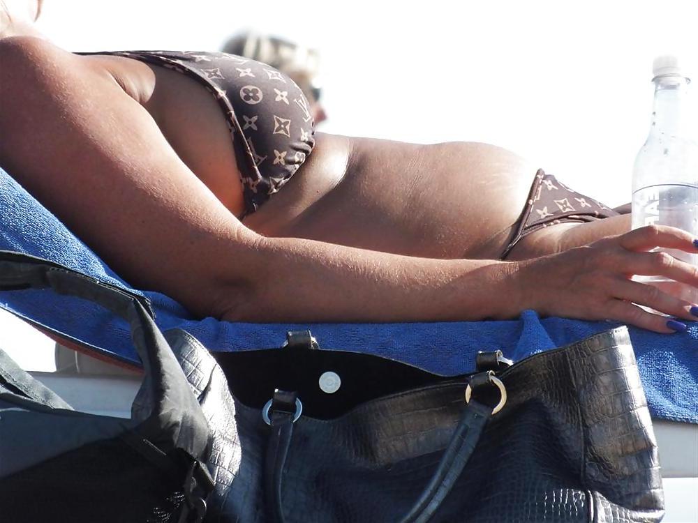 25P Reife Oma am Strand