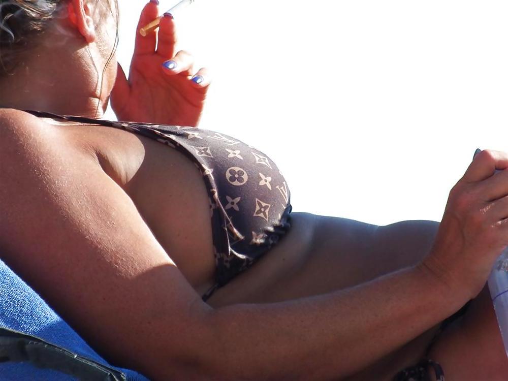 25P Reife Oma am Strand