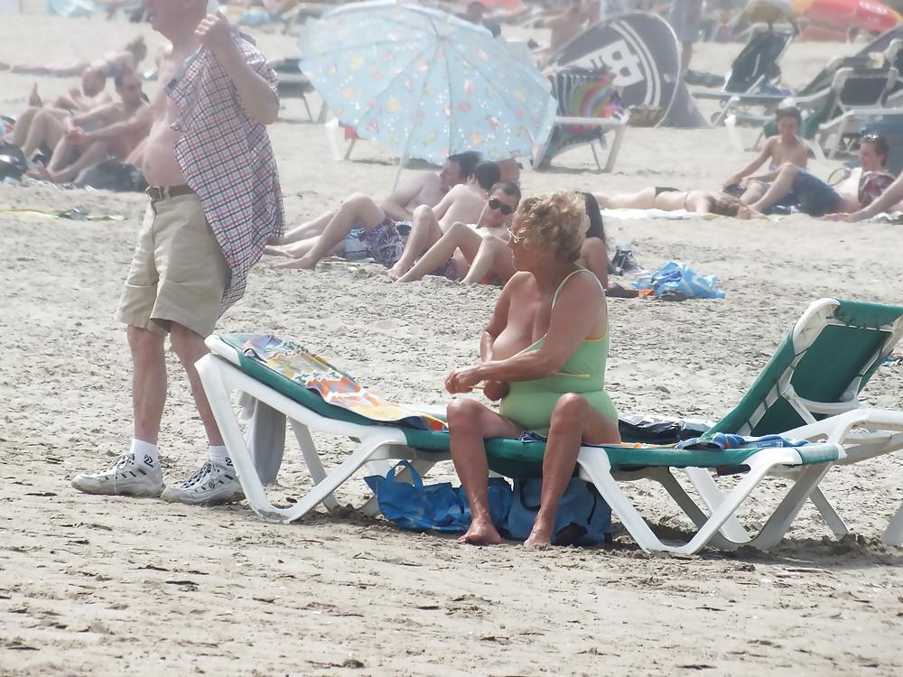 25P Reife Oma am Strand