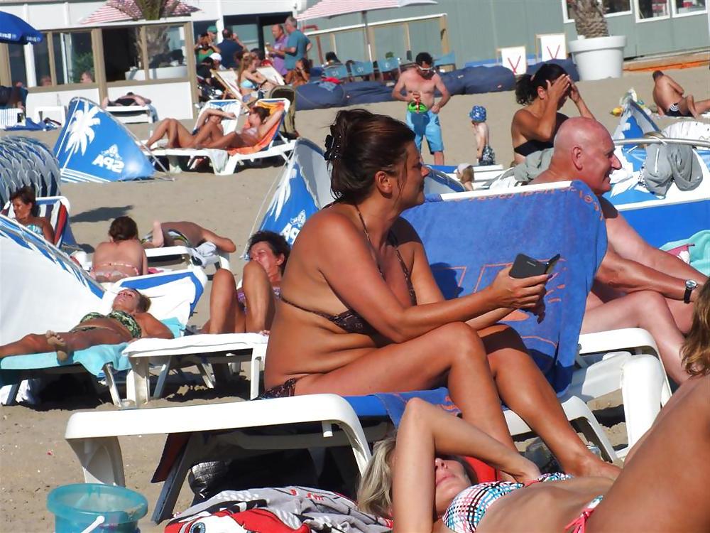 25P Reife Oma am Strand