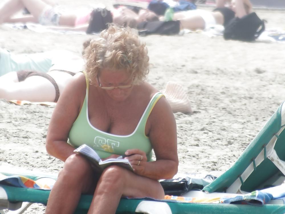 25P Reife Oma am Strand