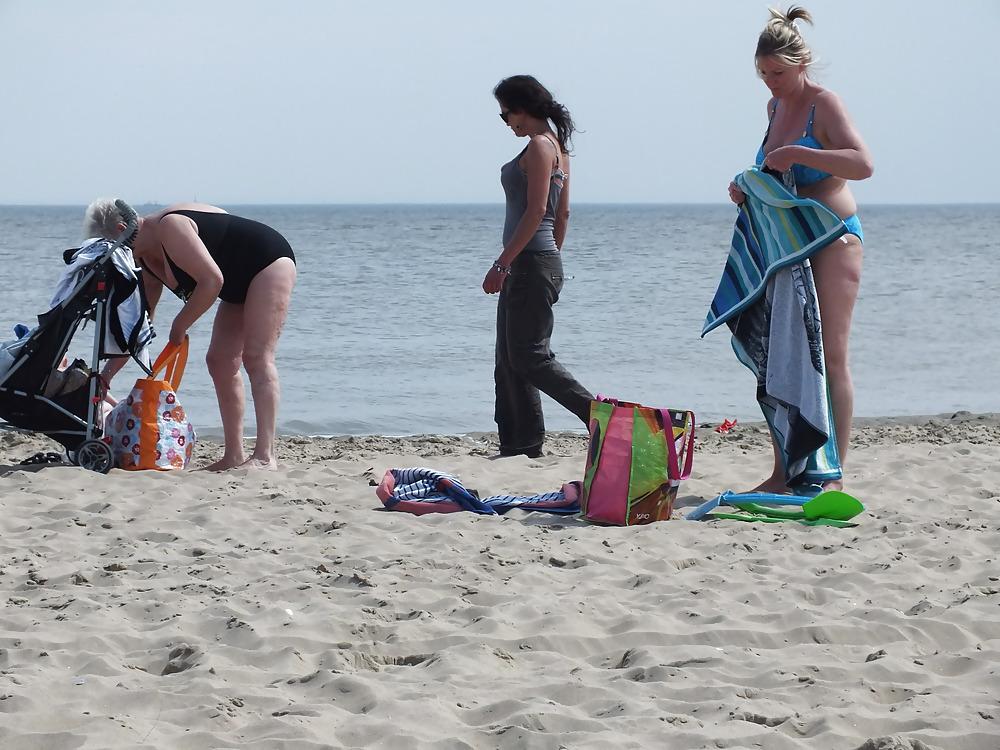 25P Reife Oma am Strand