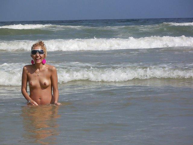 20P Sexy Girls on the Beach
