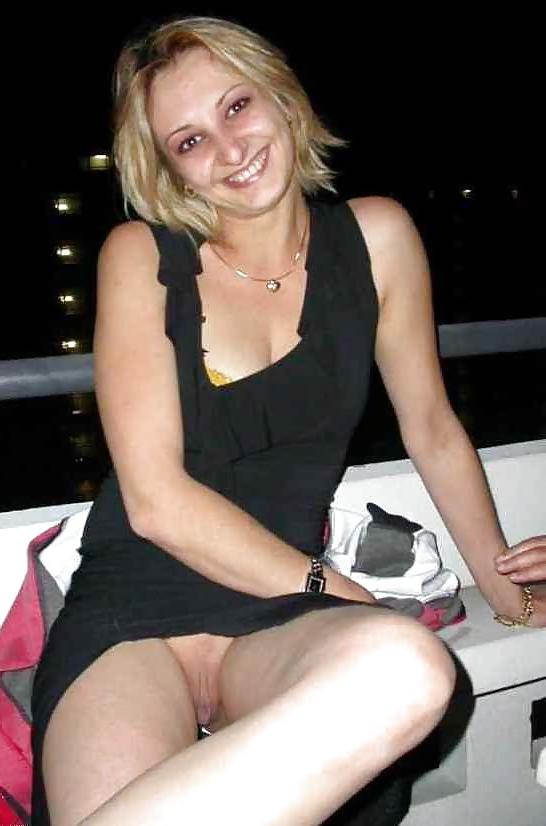 25P Pussy flashing. Some teens, some public.