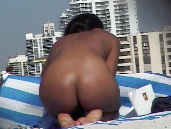 20P Nude Beach Voyeur & Exhibitionist Pics