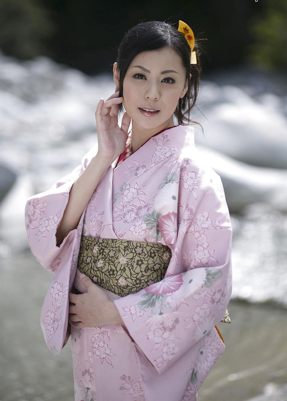 25P Japanese Beautiful MILF Nana Aida in Mountain Spa