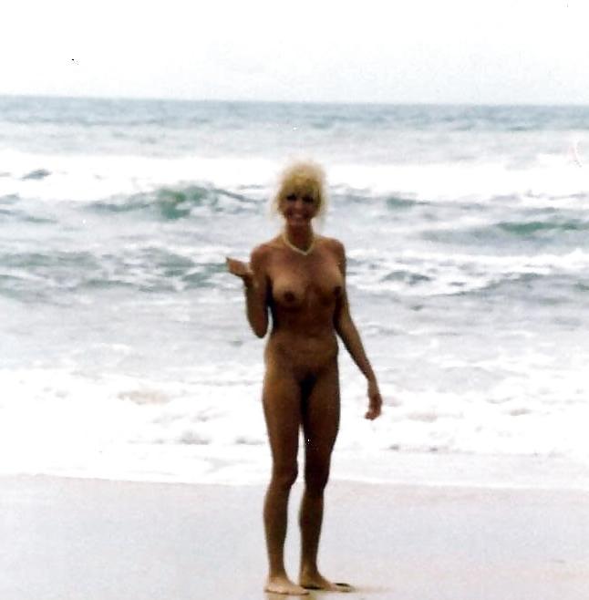 25P NUDE AT THE BEACH