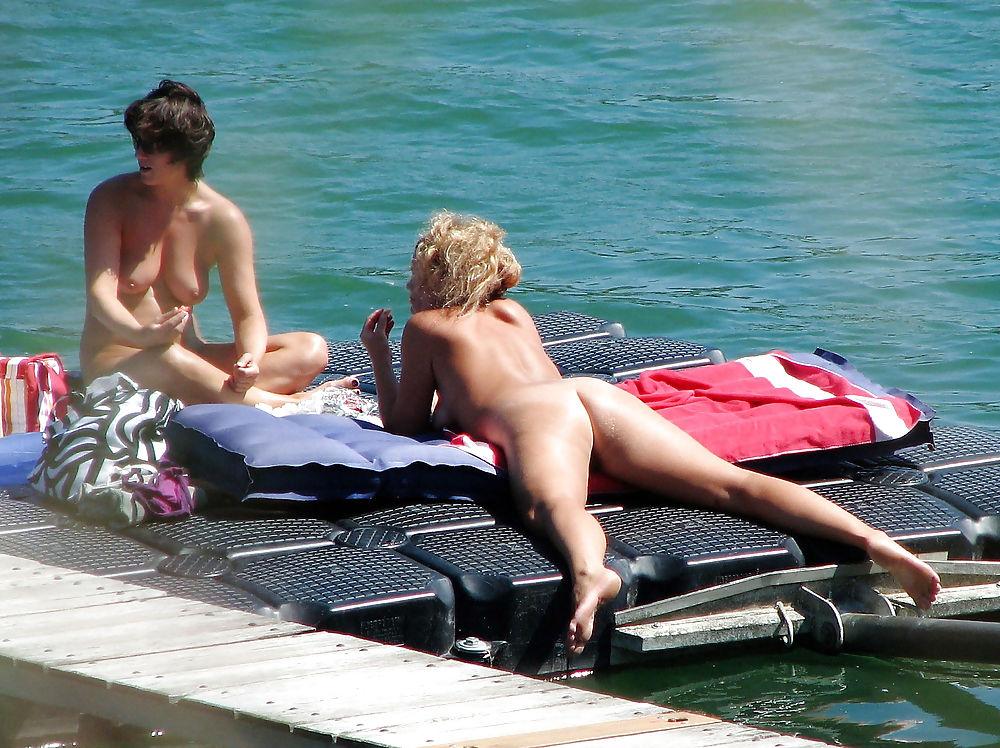 25P NUDE AT THE BEACH