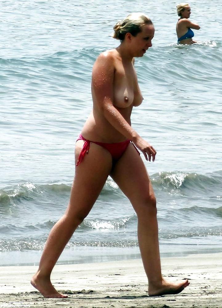 25P NUDE AT THE BEACH