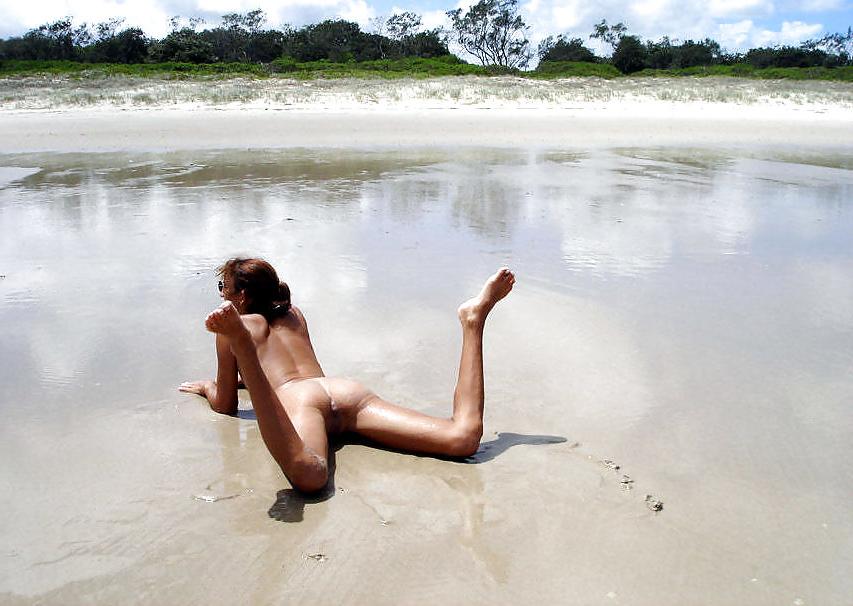 25P NUDE AT THE BEACH