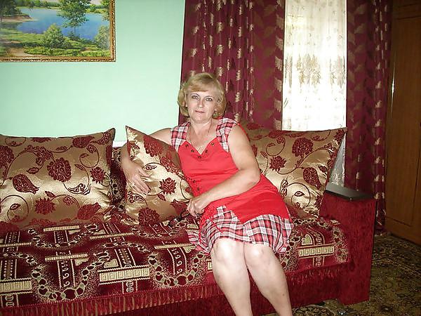 20P Russians mature woman with sexy legs!